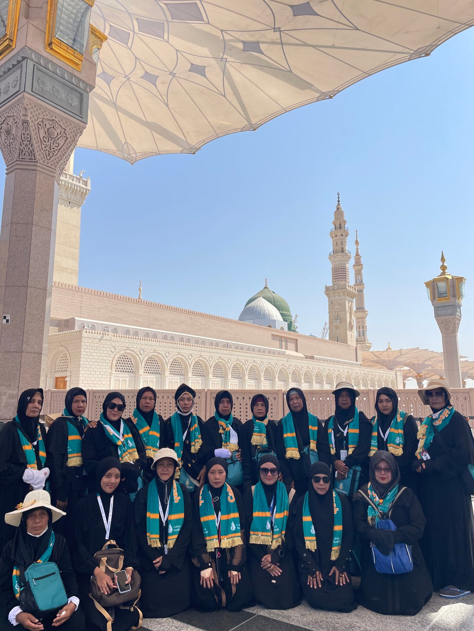 Jamaah berdoa di tempat mustajab di Madinah antara mimbar dan makam Rasulullah