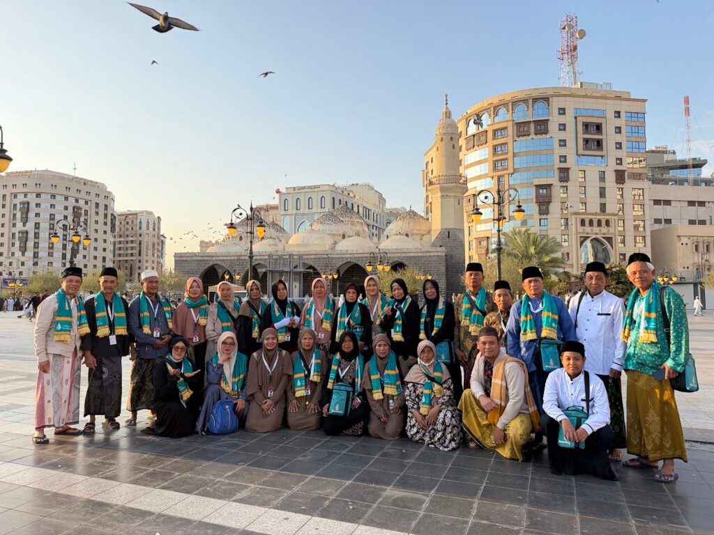 Jemaah beradab saat ziarah makam Rasulullah di Masjid Nabawi Madinah